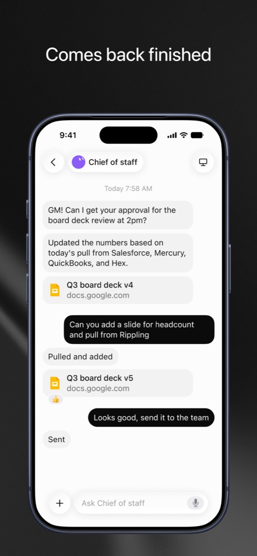 Conversation avec un Bot nommé « Chief of staff » : il demande l'accord pour une revue de présentation, met à jour un document avec des chiffres tirés de Salesforce et de QuickBooks, puis l'envoie à l'équipe après accord.