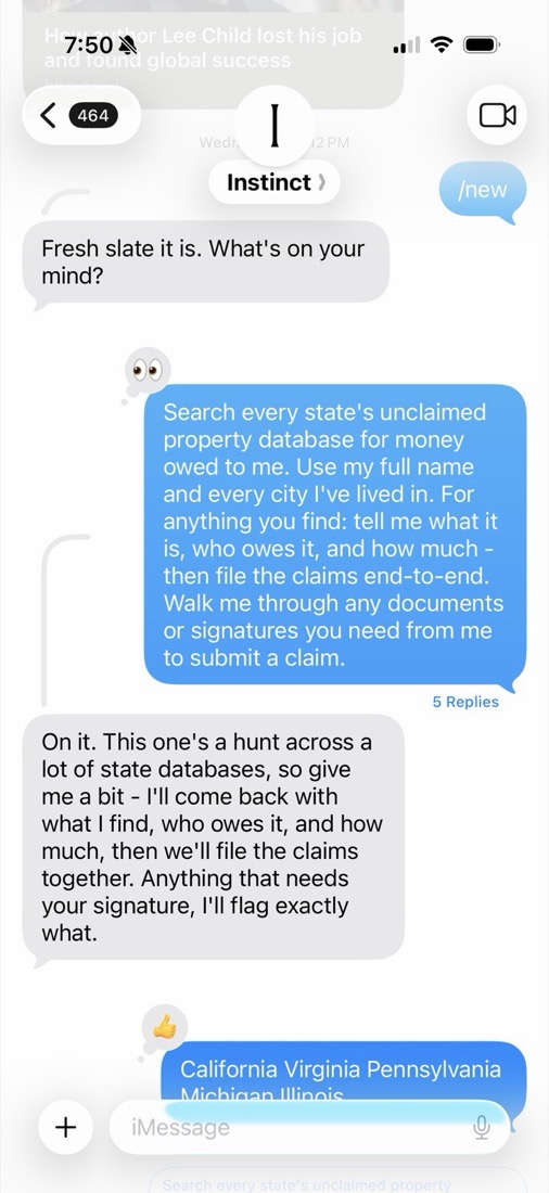 Conversation par iMessage avec Instinct : l'utilisateur demande de chercher dans les registres de chaque État américain l'argent qui lui serait dû ; Instinct répond qu'il s'en occupe et qu'il dira quels documents fournir.