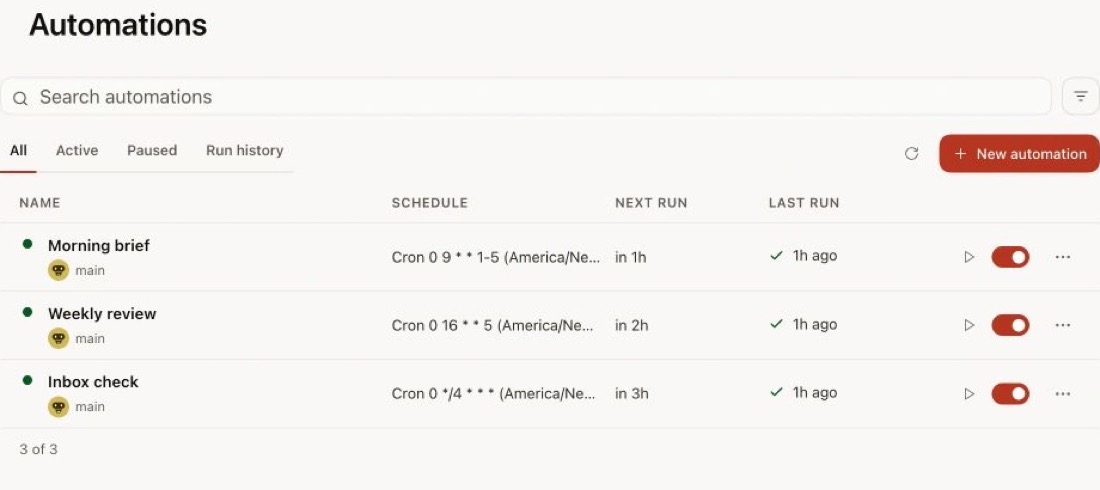 Écran « Automations » d'OpenClaw : trois tâches programmées, « Morning brief », « Weekly review » et « Inbox check », avec leur horaire, leur prochain passage et un interrupteur chacune.