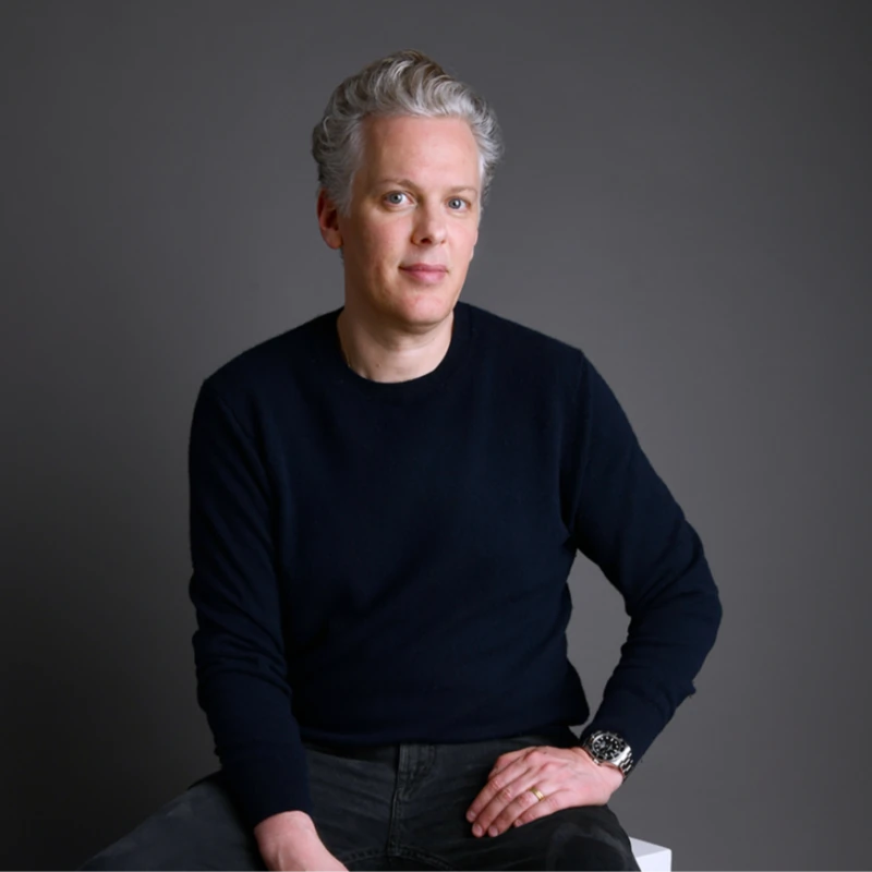 Mickaël Tsakiris, consultant en stratégie IA agentique et luxe, Paris